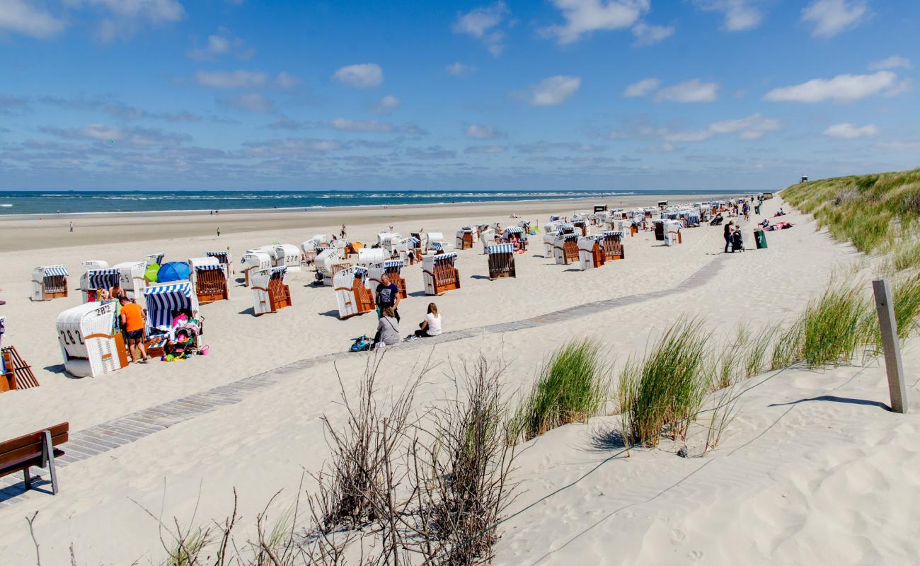 Strand Spiekeroog'in fotoğrafı parlak kum yüzey ile