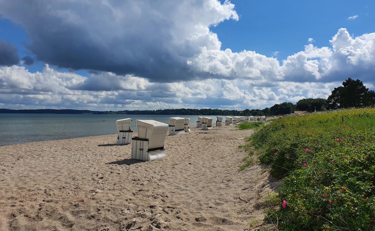 Holnis strand'in fotoğrafı parlak kum yüzey ile