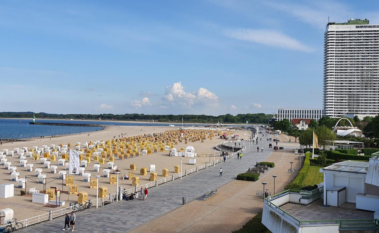 Travemünde Plajı'in fotoğrafı parlak kum yüzey ile