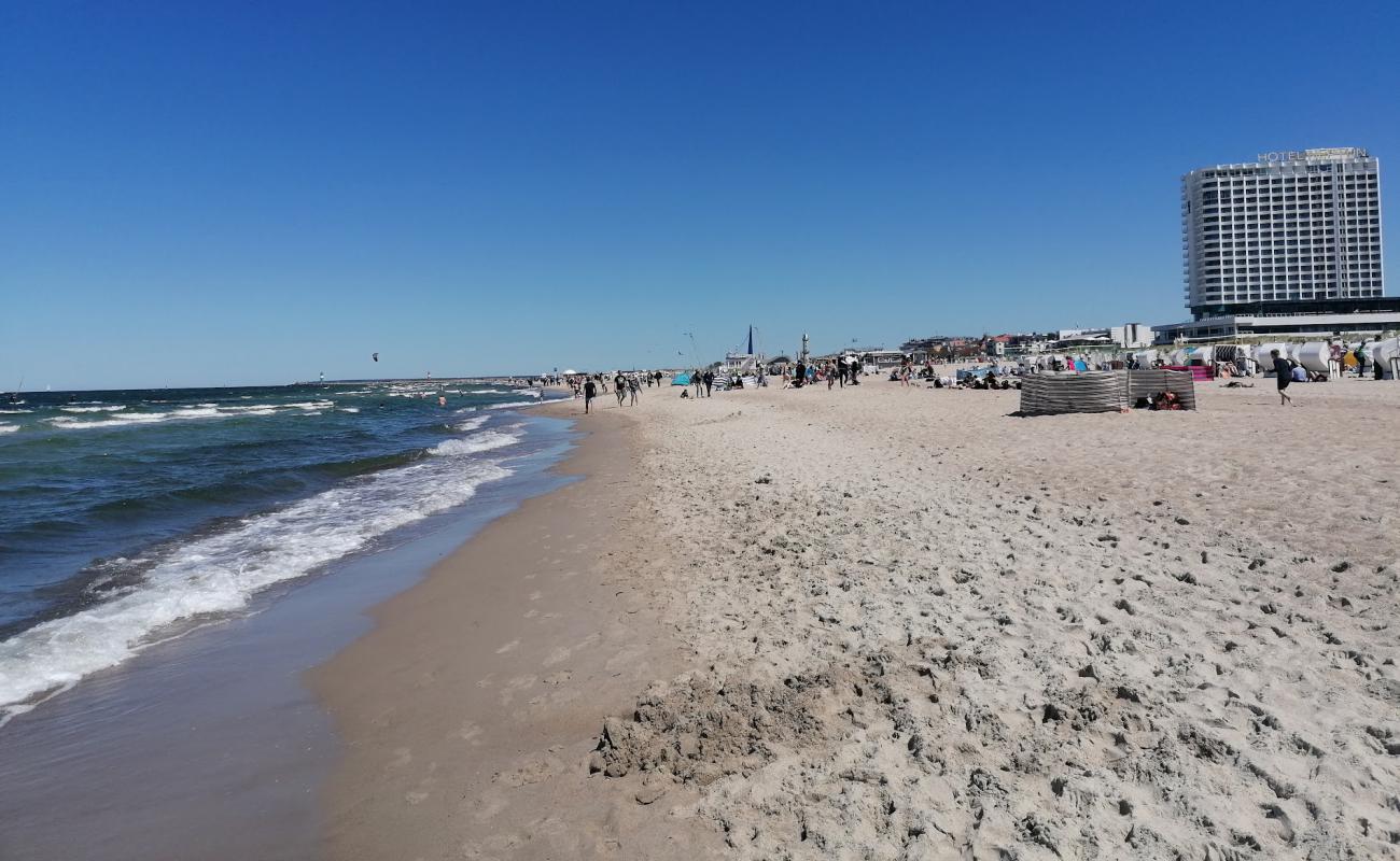 Warnemünde Plajı'in fotoğrafı parlak kum yüzey ile