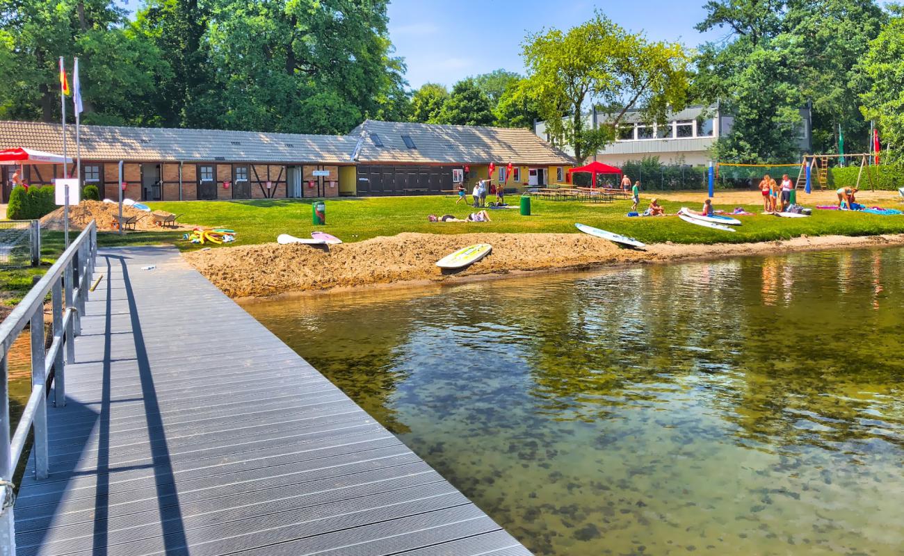 Freibad Kalkwerder Strand'in fotoğrafı çim yüzey ile
