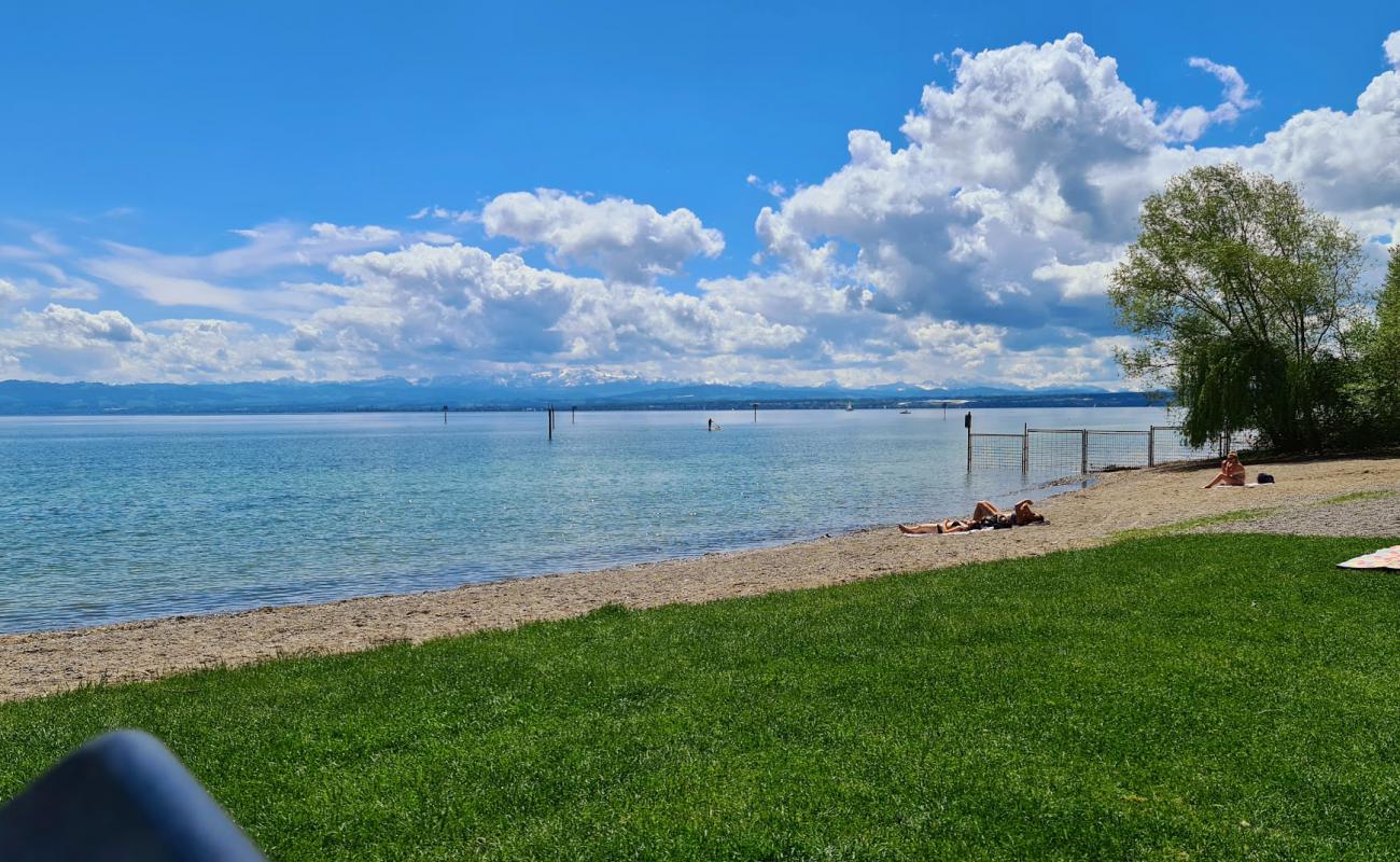 Freier Badestrand'in fotoğrafı gri çakıl taşı yüzey ile