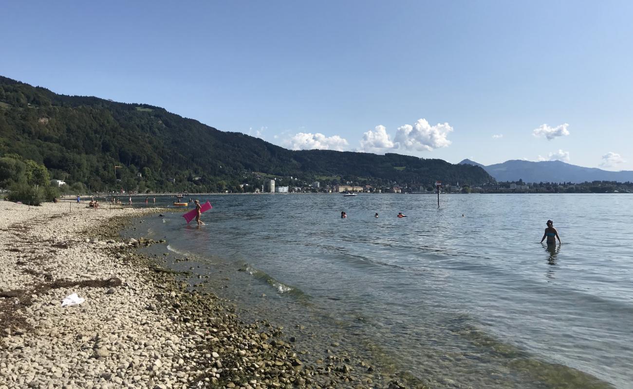 Strandbad Lochau'in fotoğrafı gri çakıl taşı yüzey ile