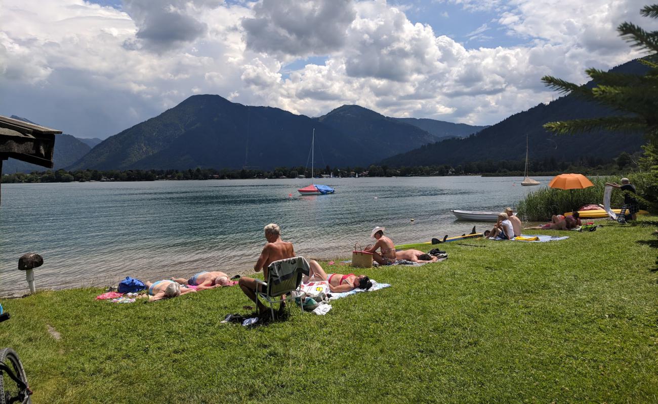 Gemeindestrand Bad Wiessee'in fotoğrafı gri çakıl taşı yüzey ile