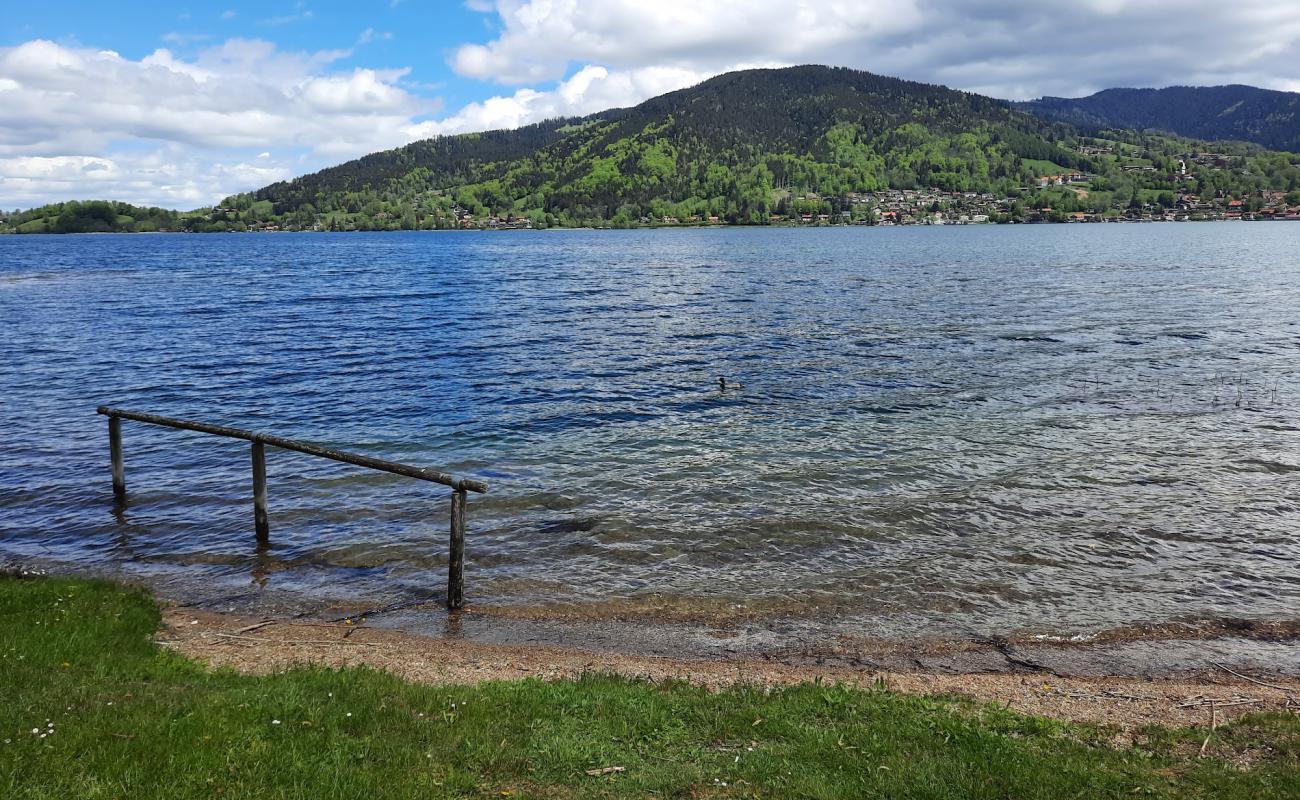 Spielplatz am See'in fotoğrafı küçük gri çakıllar yüzey ile