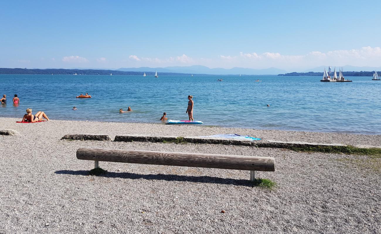 Spielplatz Tutzing Brahmspromenade'in fotoğrafı hafif ince çakıl taş yüzey ile