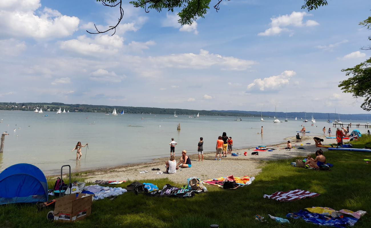 Strand im Uttinger Freizeitgelande'in fotoğrafı çim yüzey ile