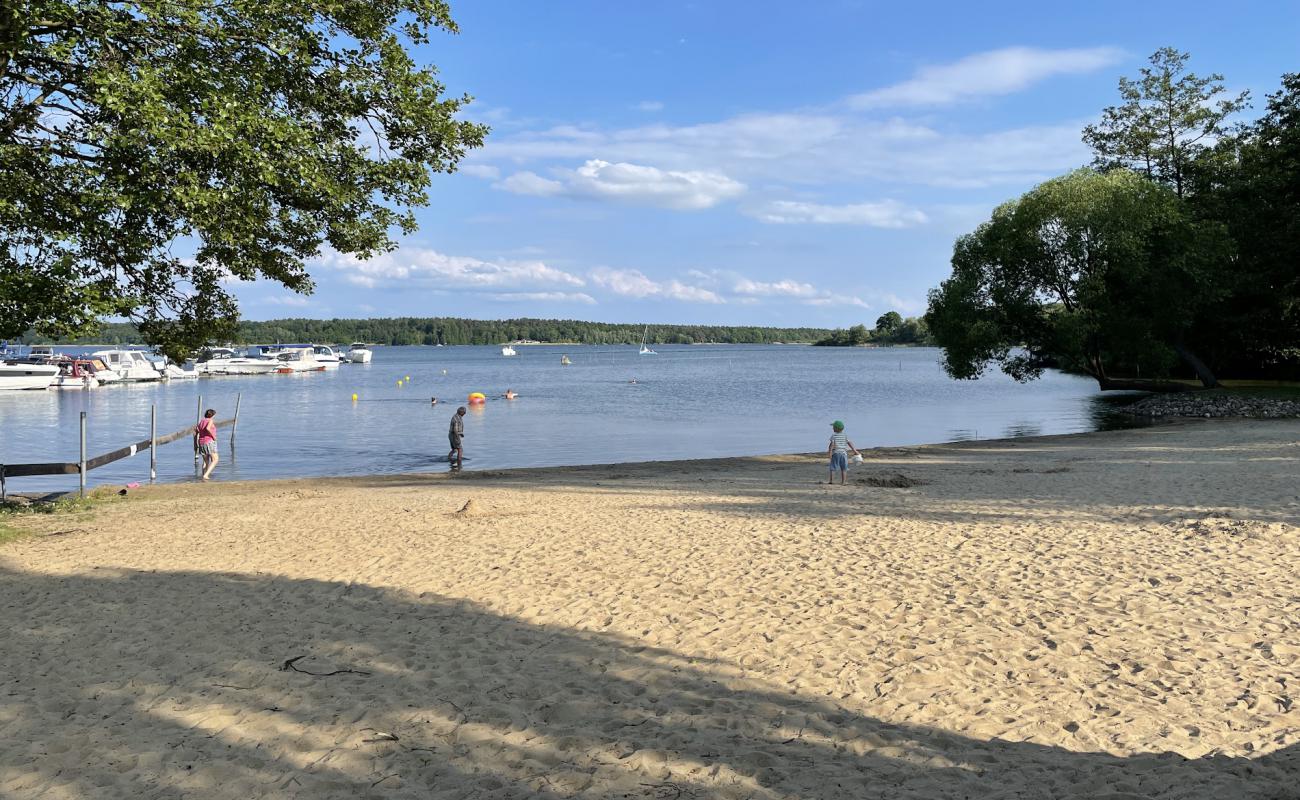 Waren Beach'in fotoğrafı parlak kum yüzey ile