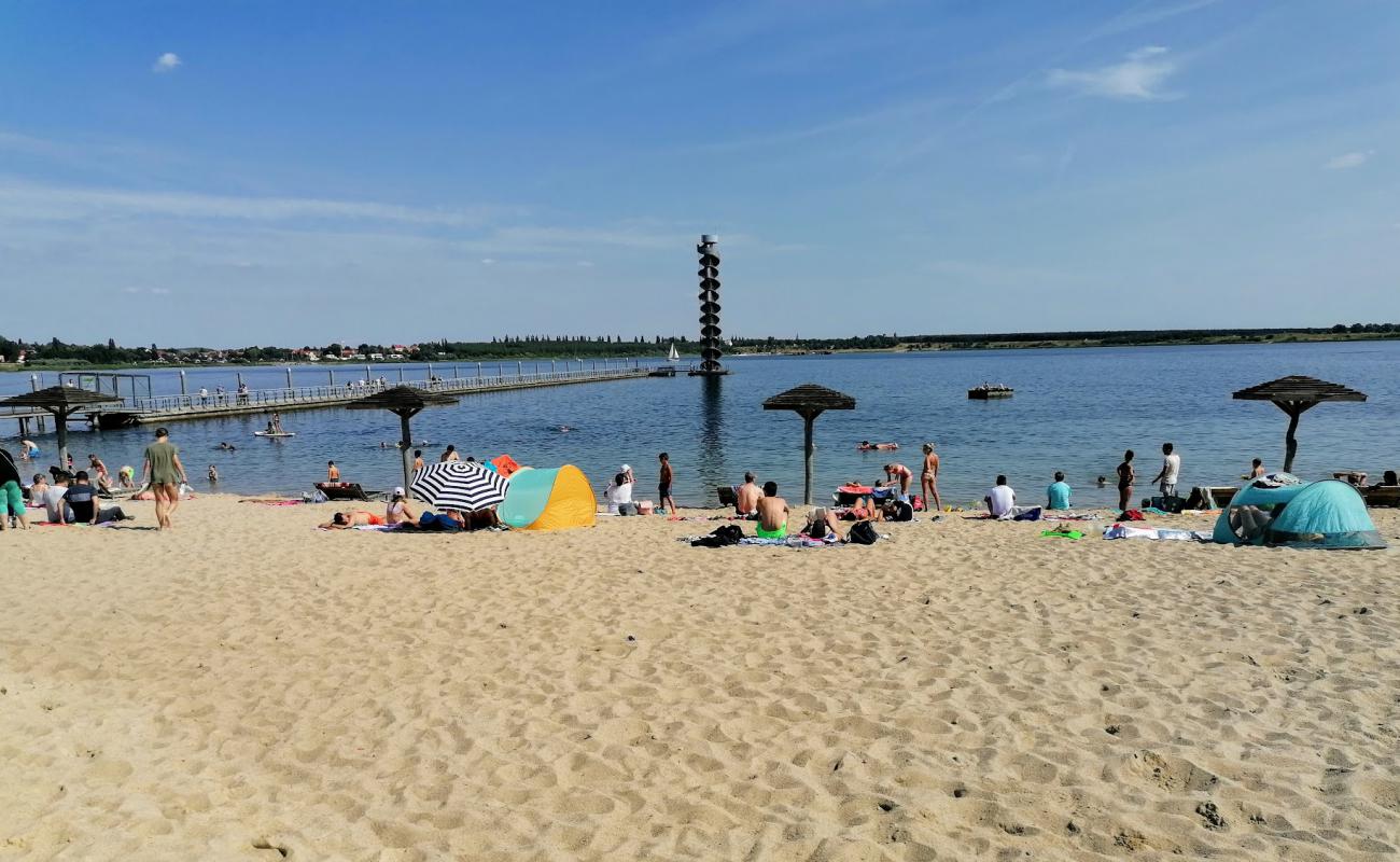 Strand am Pegelturm'in fotoğrafı parlak kum yüzey ile