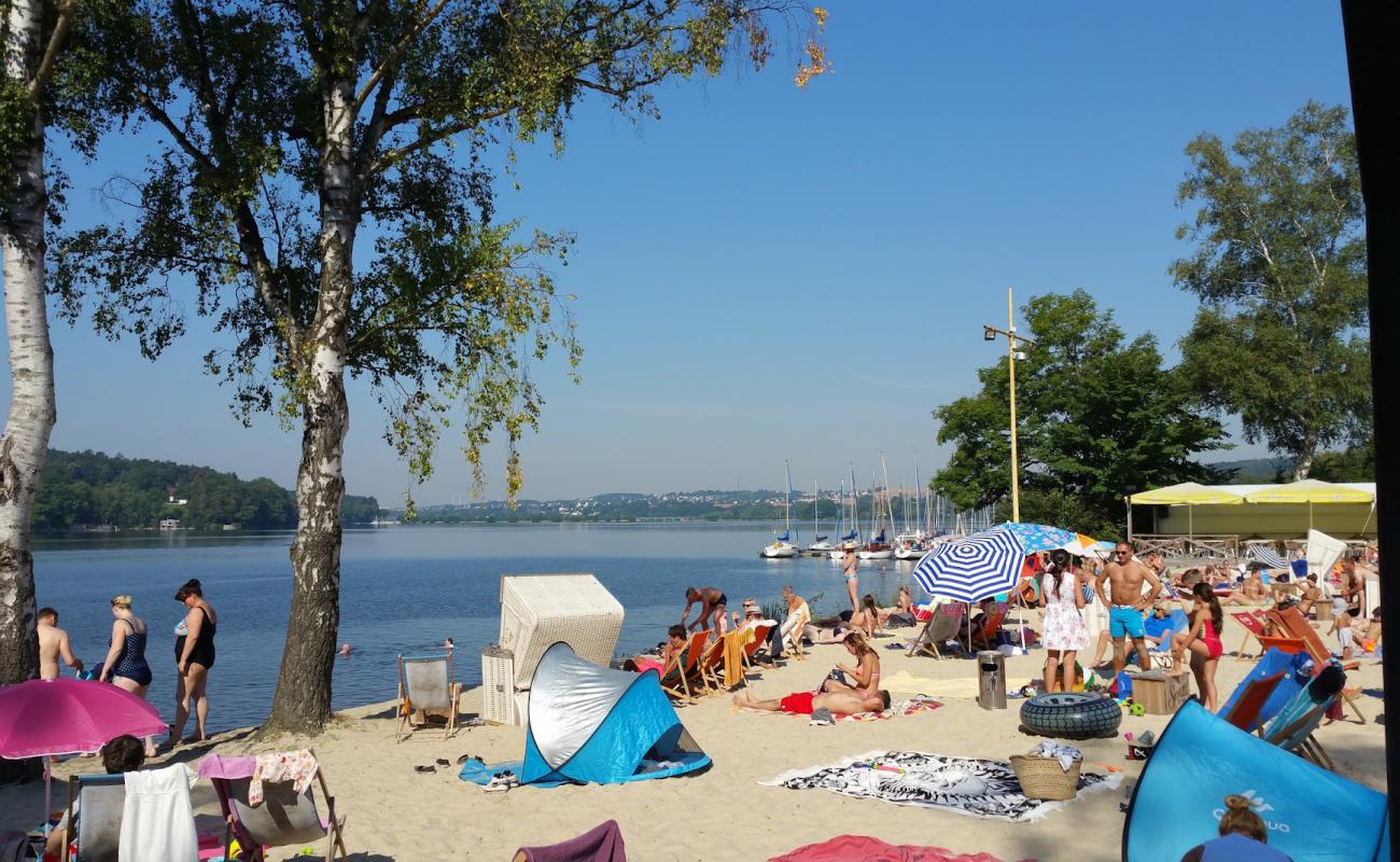 Uferlos Mohnesee'in fotoğrafı beton kapak yüzey ile