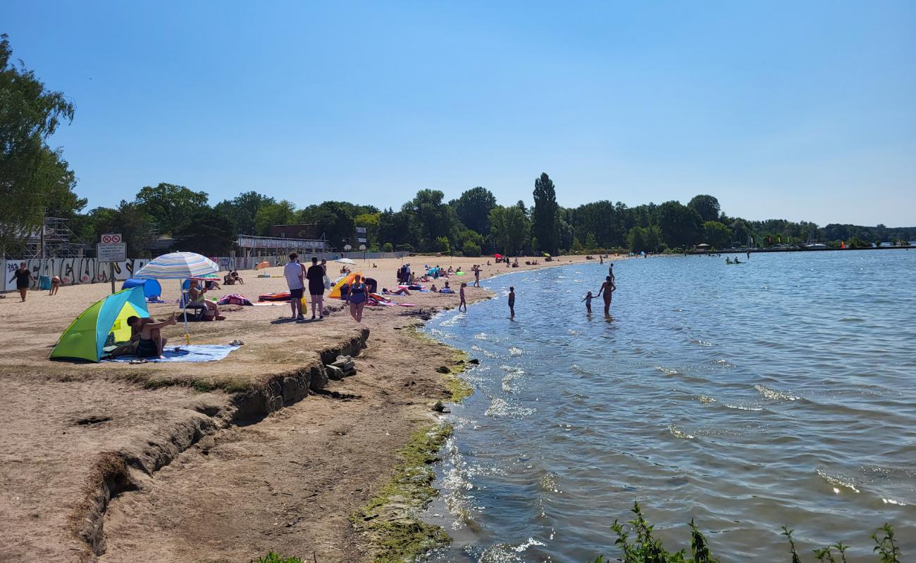 Strandbad Muggelsee'in fotoğrafı açık bej kum yüzey ile