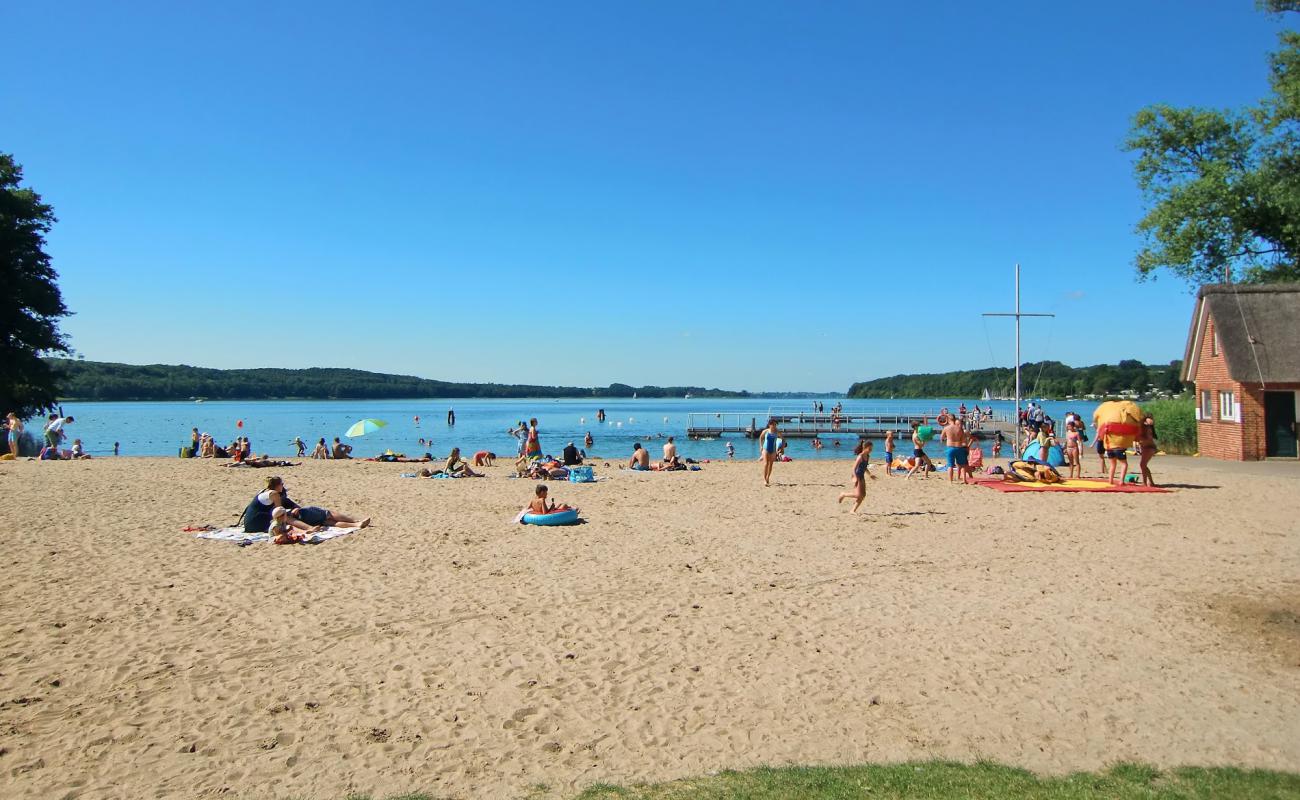 Offentliche Badestelle Ratzeburg'in fotoğrafı açık bej kum yüzey ile