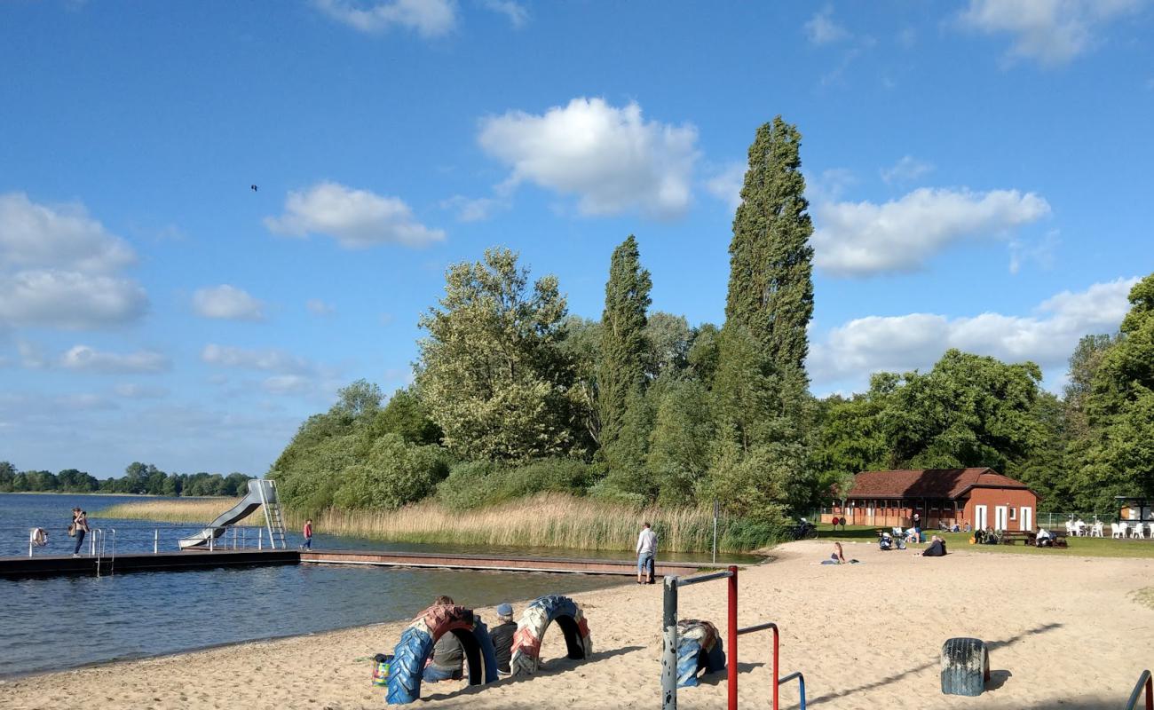 Schwimmbad am Schaalsee'in fotoğrafı açık bej kum yüzey ile