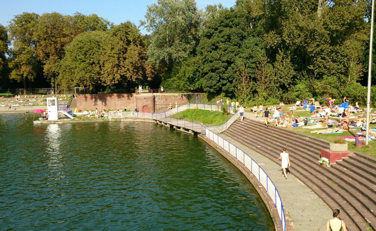 Naturbad Stadtparksee'in fotoğrafı beton kapak yüzey ile