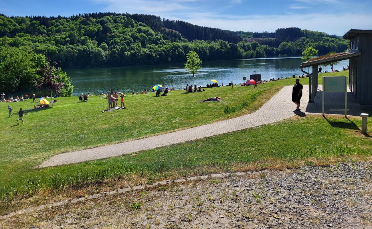 Badestelle am Schnutgenhof'in fotoğrafı çim yüzey ile