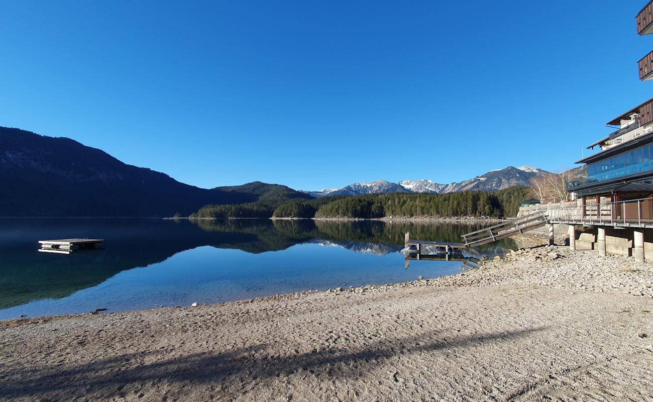 Eibsee Beach'in fotoğrafı parlak kum ve kayalar yüzey ile