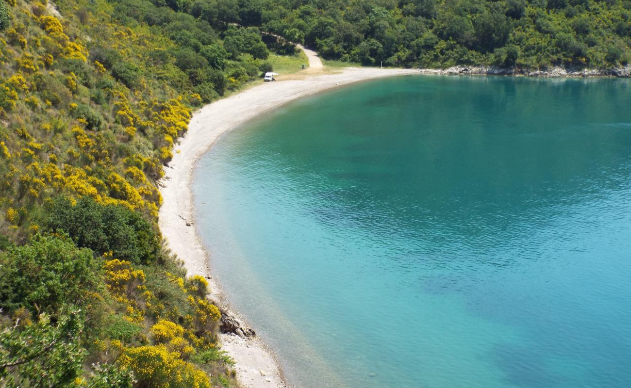Stroggili beach'in fotoğrafı bej kum ve kayalar yüzey ile