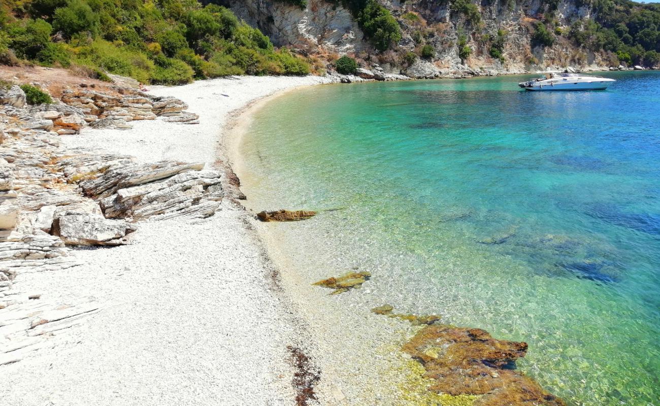 Korfu beach'in fotoğrafı beyaz ince çakıl yüzey ile