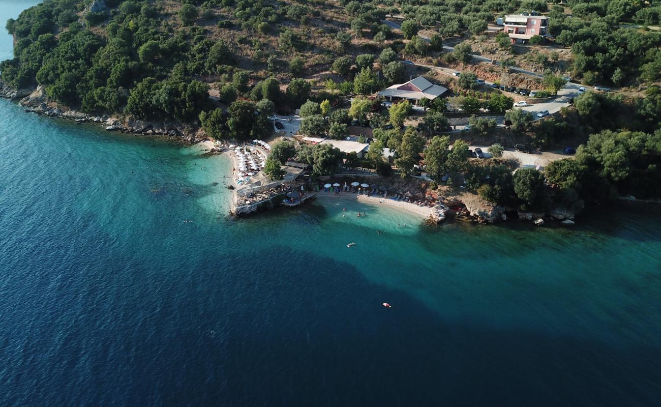 Vraxos beach'in fotoğrafı beyaz ince çakıl yüzey ile