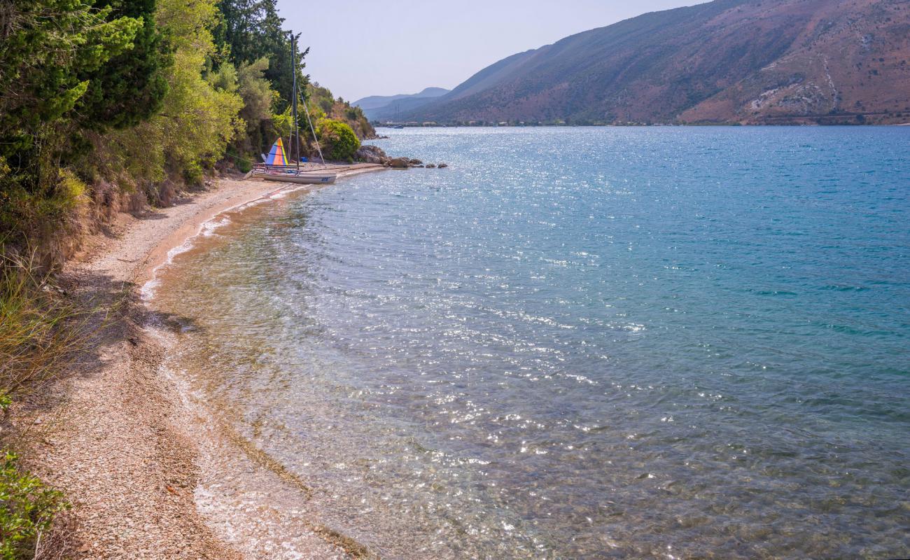 Elena's beach'in fotoğrafı beyaz ince çakıl yüzey ile