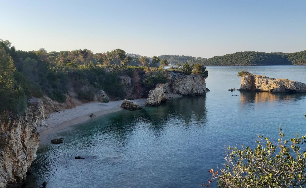 Dei plus beach'in fotoğrafı beyaz ince çakıl yüzey ile