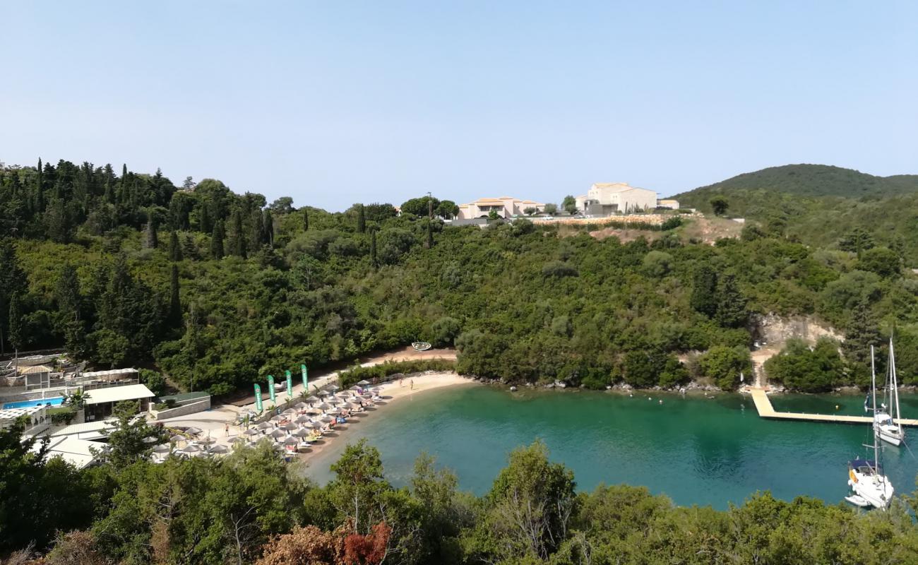 Karvouno beach'in fotoğrafı parlak kabuk kumu yüzey ile