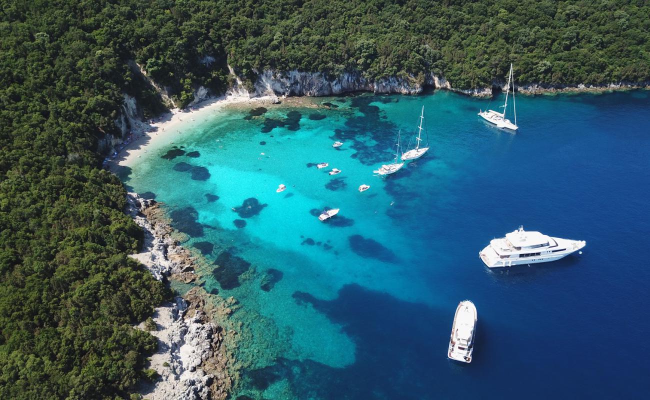 Blue Lagoon'in fotoğrafı parlak kabuk kumu yüzey ile