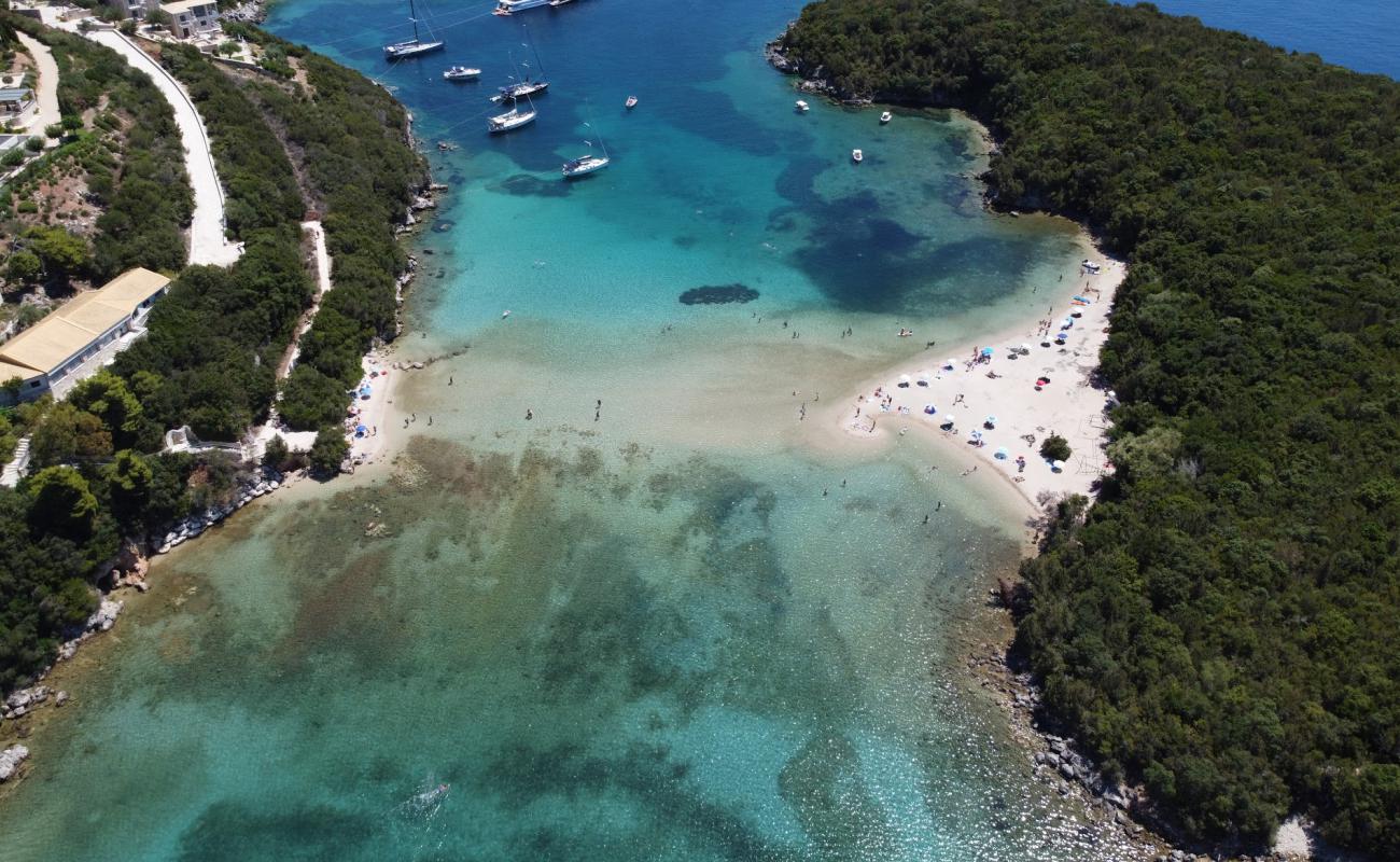 Bella Vraka'in fotoğrafı bej kabuklu kum yüzey ile