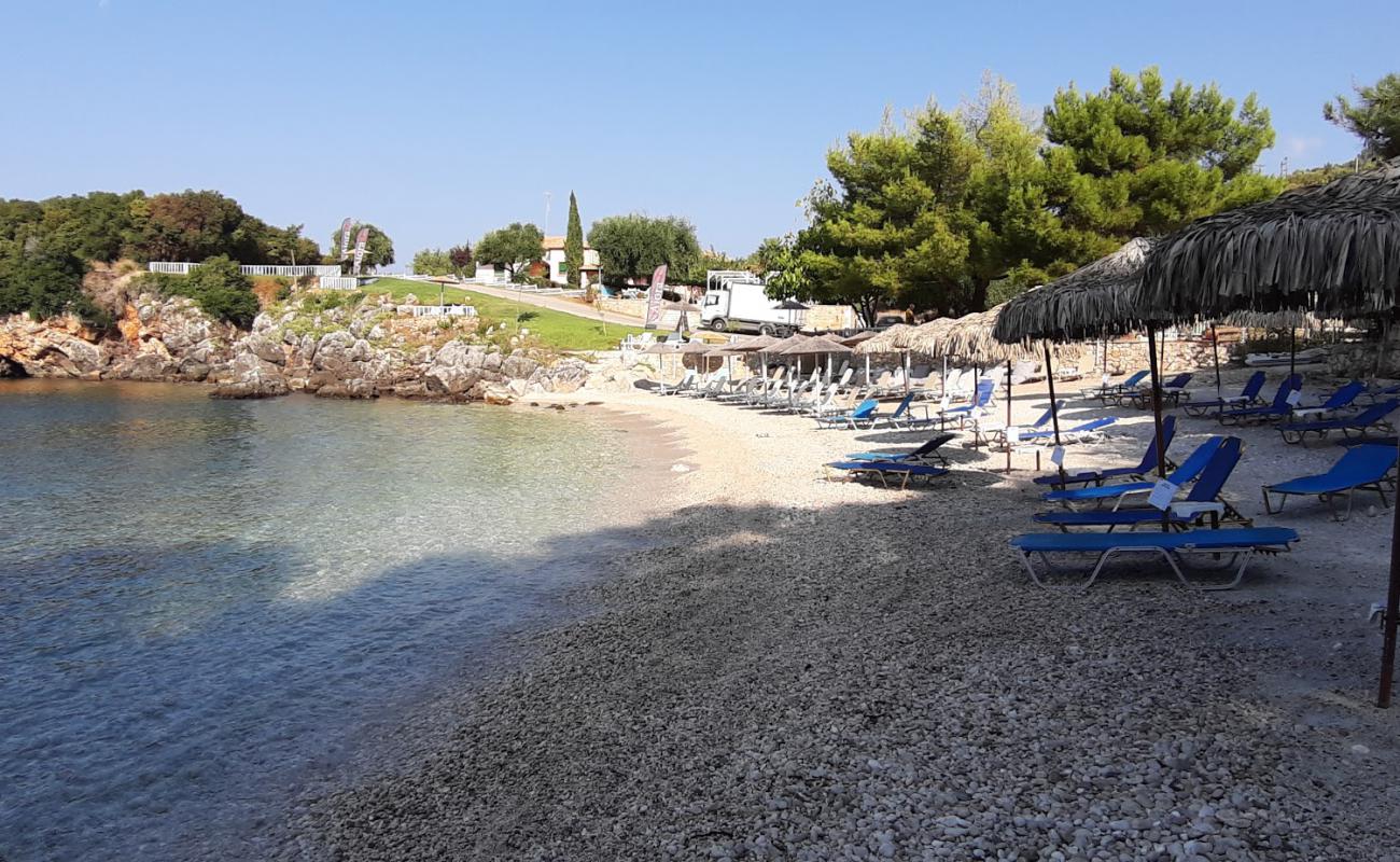 Kamini beach'in fotoğrafı küçük beyaz çakıllar yüzey ile