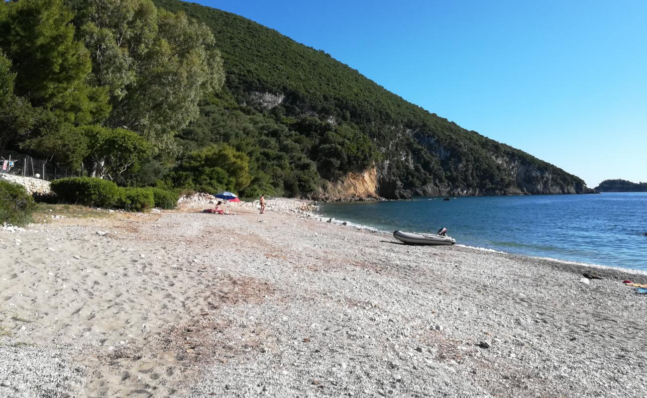 Sofas beach'in fotoğrafı küçük beyaz çakıllar yüzey ile