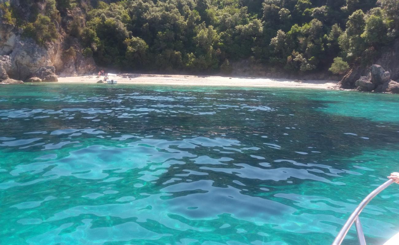 Trypa beach'in fotoğrafı küçük beyaz çakıllar yüzey ile