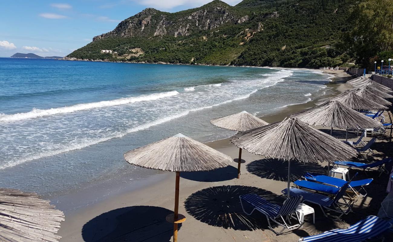 Arilla beach'in fotoğrafı açık bej kum yüzey ile