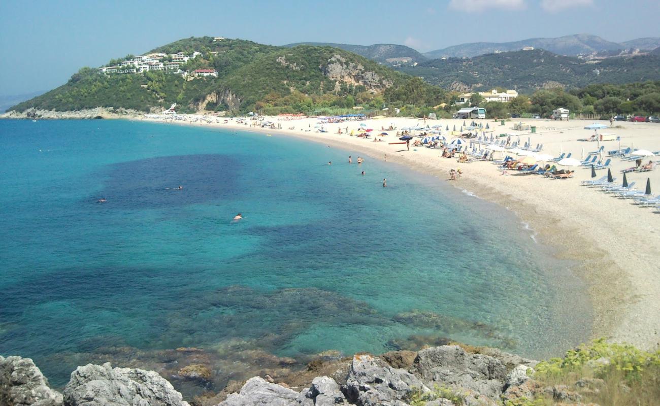 Karavostasi beach'in fotoğrafı beyaz kum ve çakıllar yüzey ile