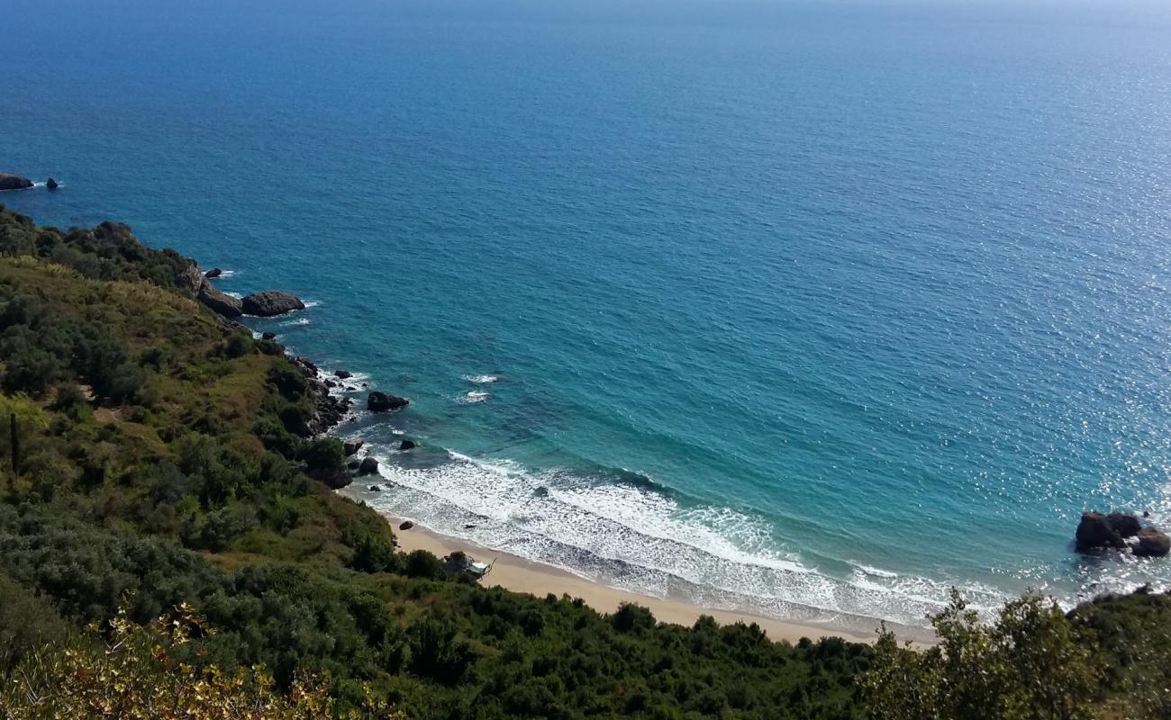 Prapa Mali beach'in fotoğrafı bej kabuklu kum yüzey ile