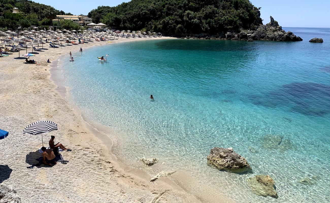 Sarakiniko Plajı'in fotoğrafı bej kabuklu kum yüzey ile