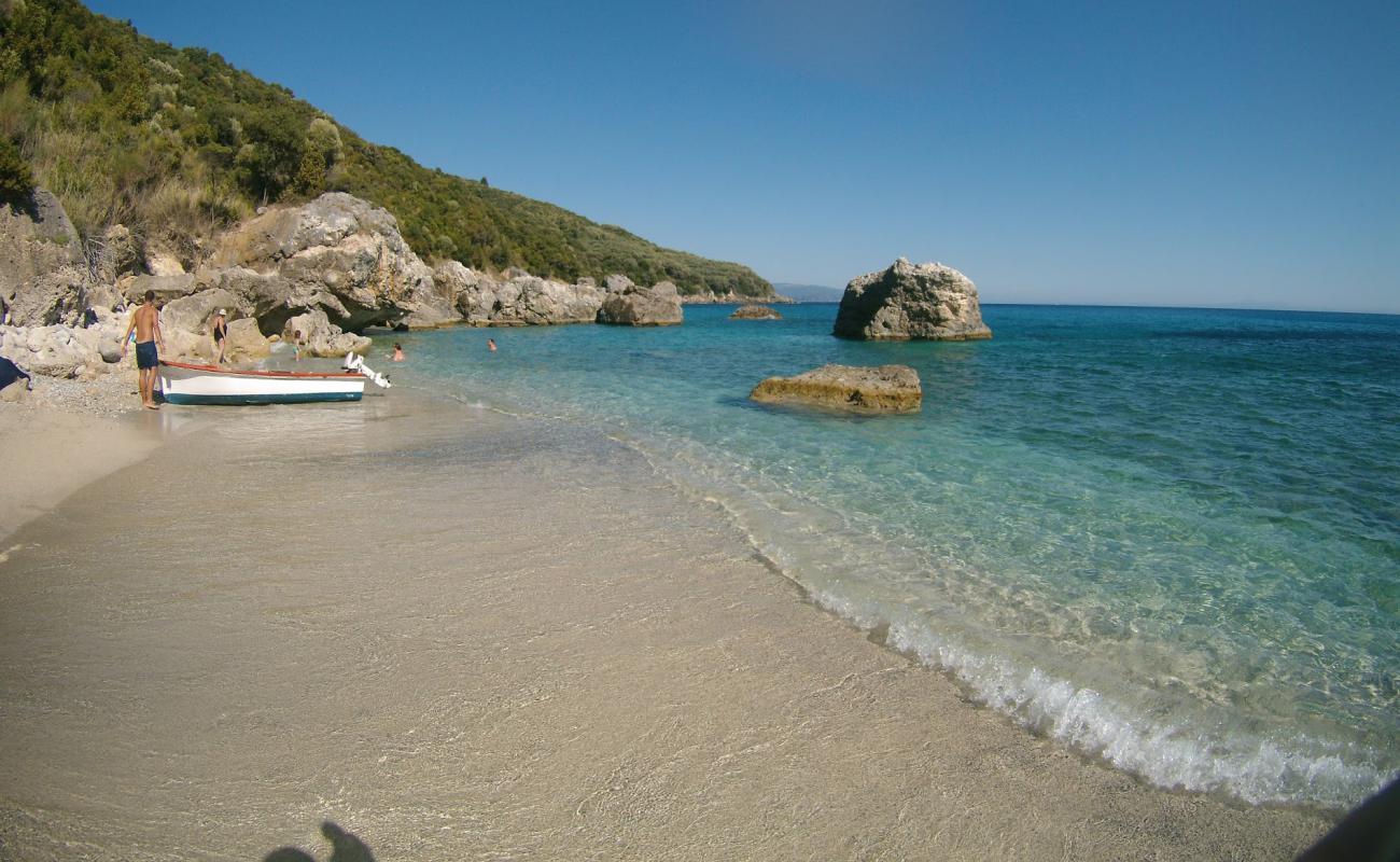 Agios Sostis beach'in fotoğrafı bej kabuklu kum yüzey ile