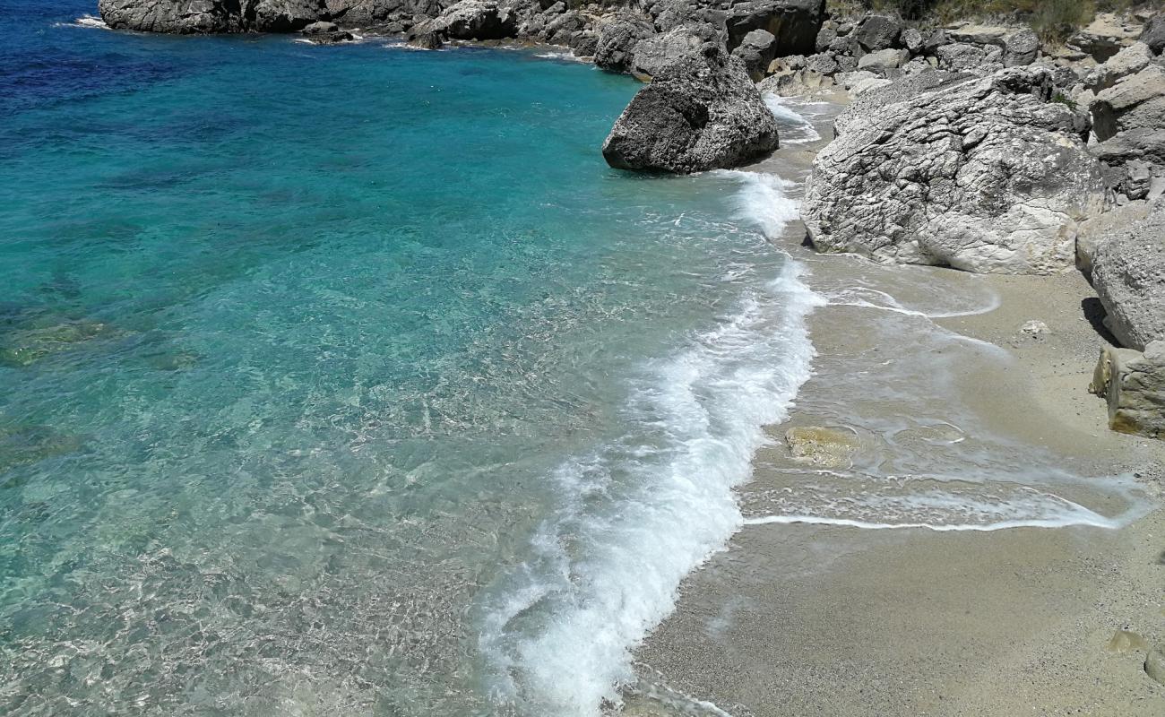 Spartila beach'in fotoğrafı parlak kabuk kumu yüzey ile