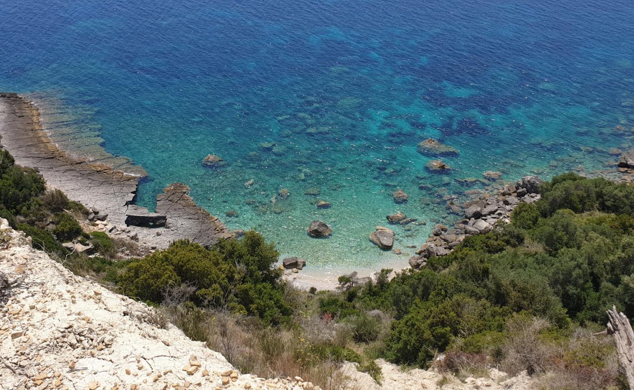 Plakero beach'in fotoğrafı parlak kabuk kumu yüzey ile