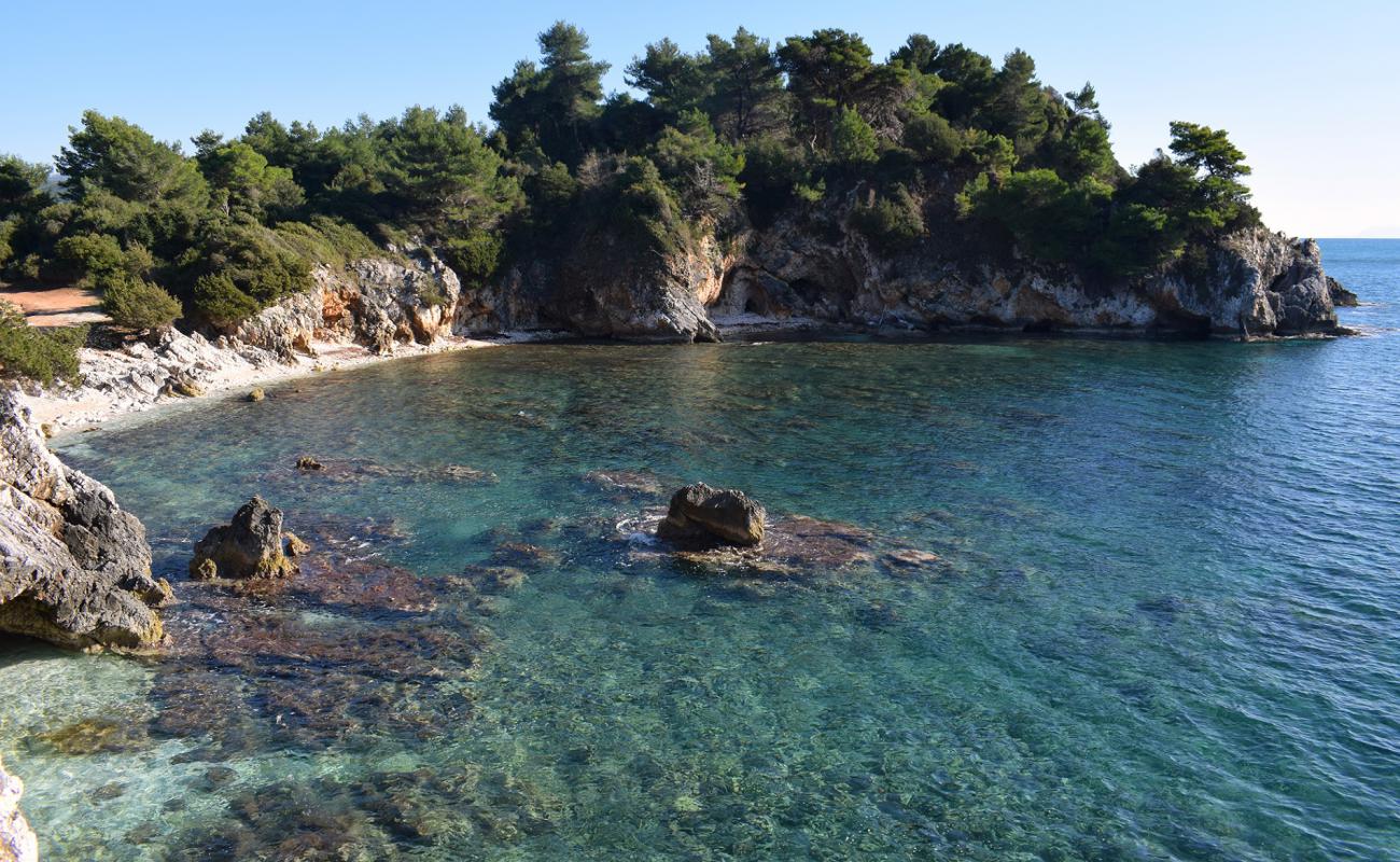 Amoni beach'in fotoğrafı taşlar yüzey ile