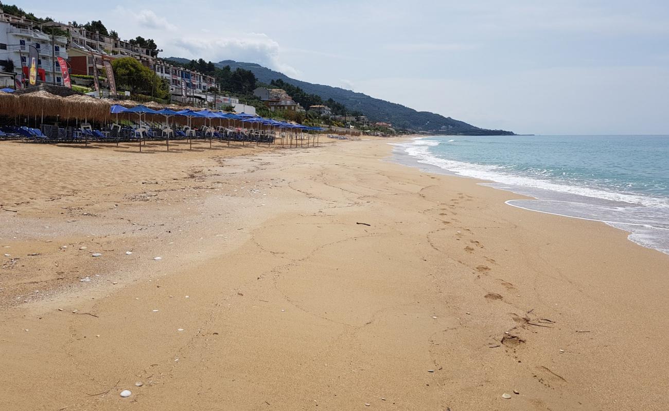 loutsas beach'in fotoğrafı açık bej kum yüzey ile