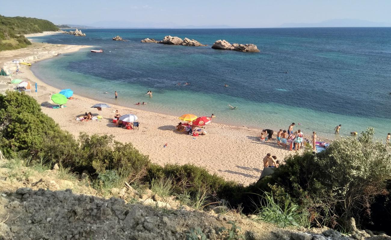 Artolithia beach'in fotoğrafı bej kum ve çakıl yüzey ile