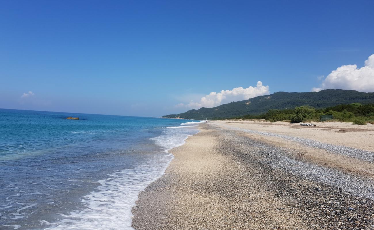 Lefka beach'in fotoğrafı çakıl ile kum yüzey ile