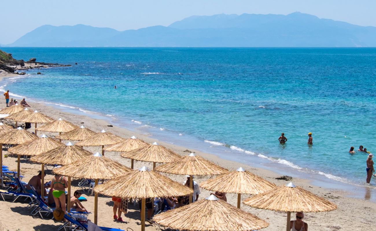 Iiliovasilema beach'in fotoğrafı kahverengi kum yüzey ile