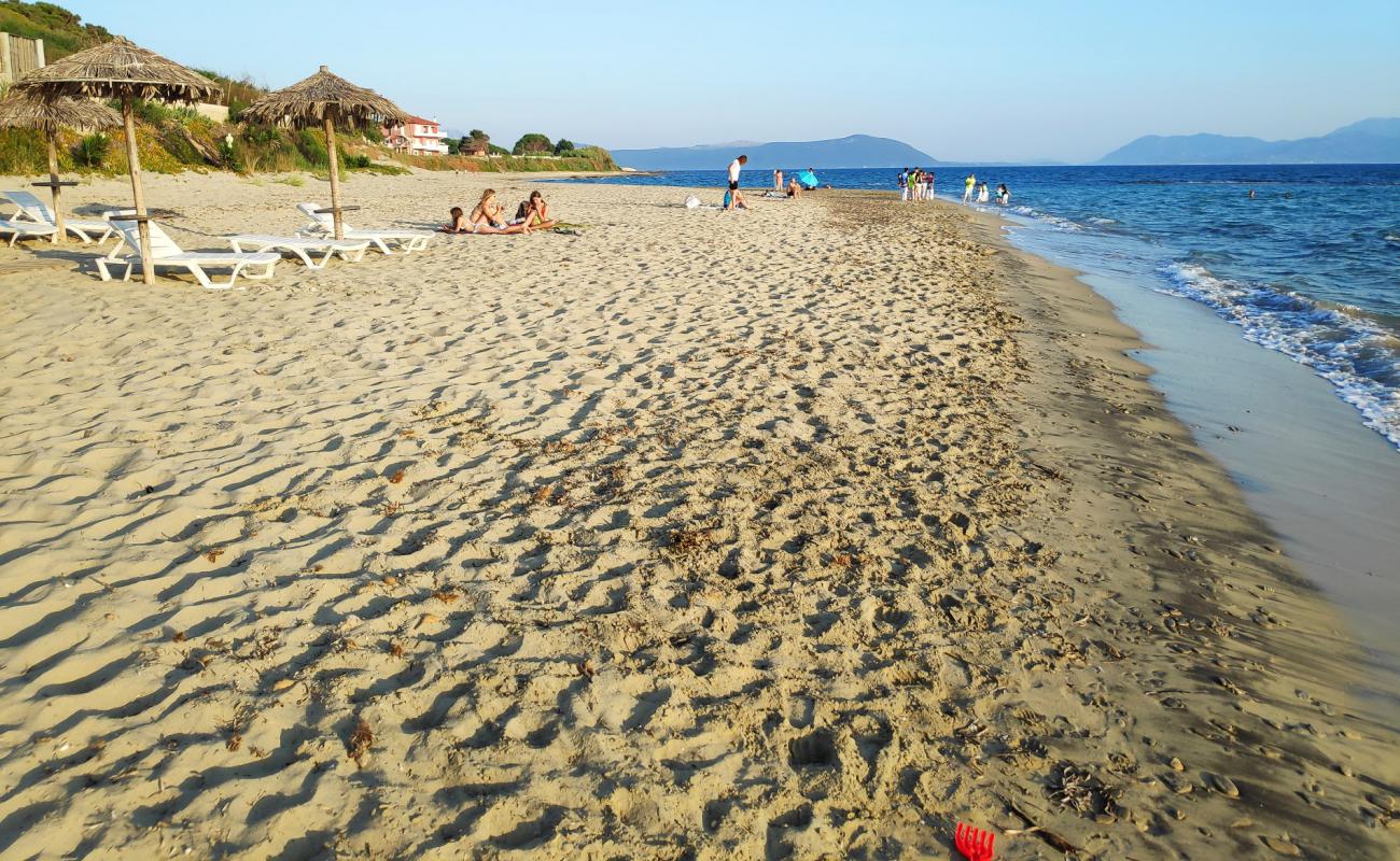 Alonaki beach'in fotoğrafı parlak kum yüzey ile