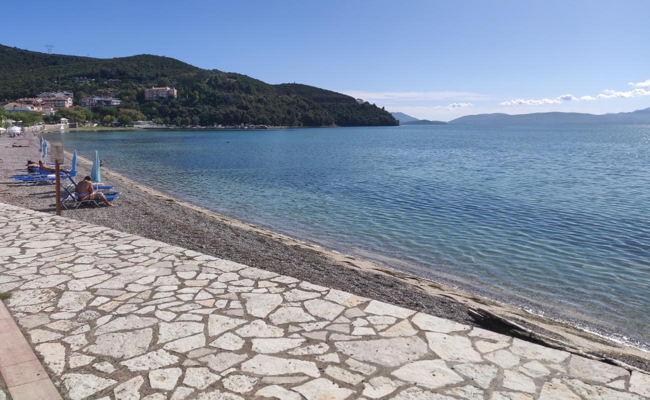 Menidi beach'in fotoğrafı gri ince çakıl taş yüzey ile