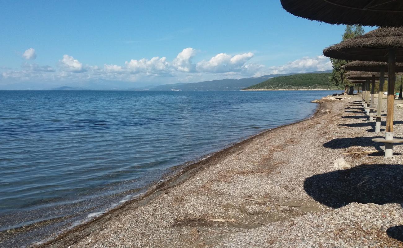 Boukas beach'in fotoğrafı küçük gri çakıllar yüzey ile