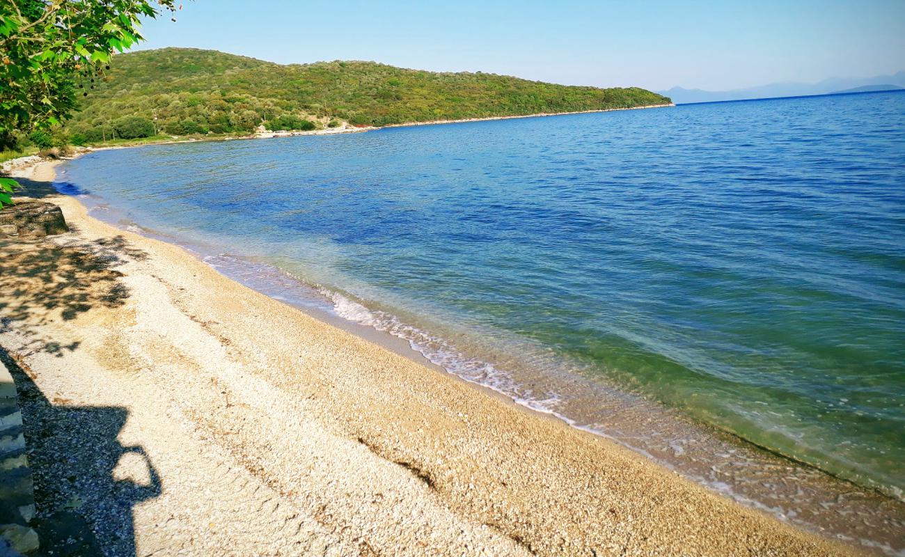 Porticciolo beach'in fotoğrafı gri çakıl taşı yüzey ile