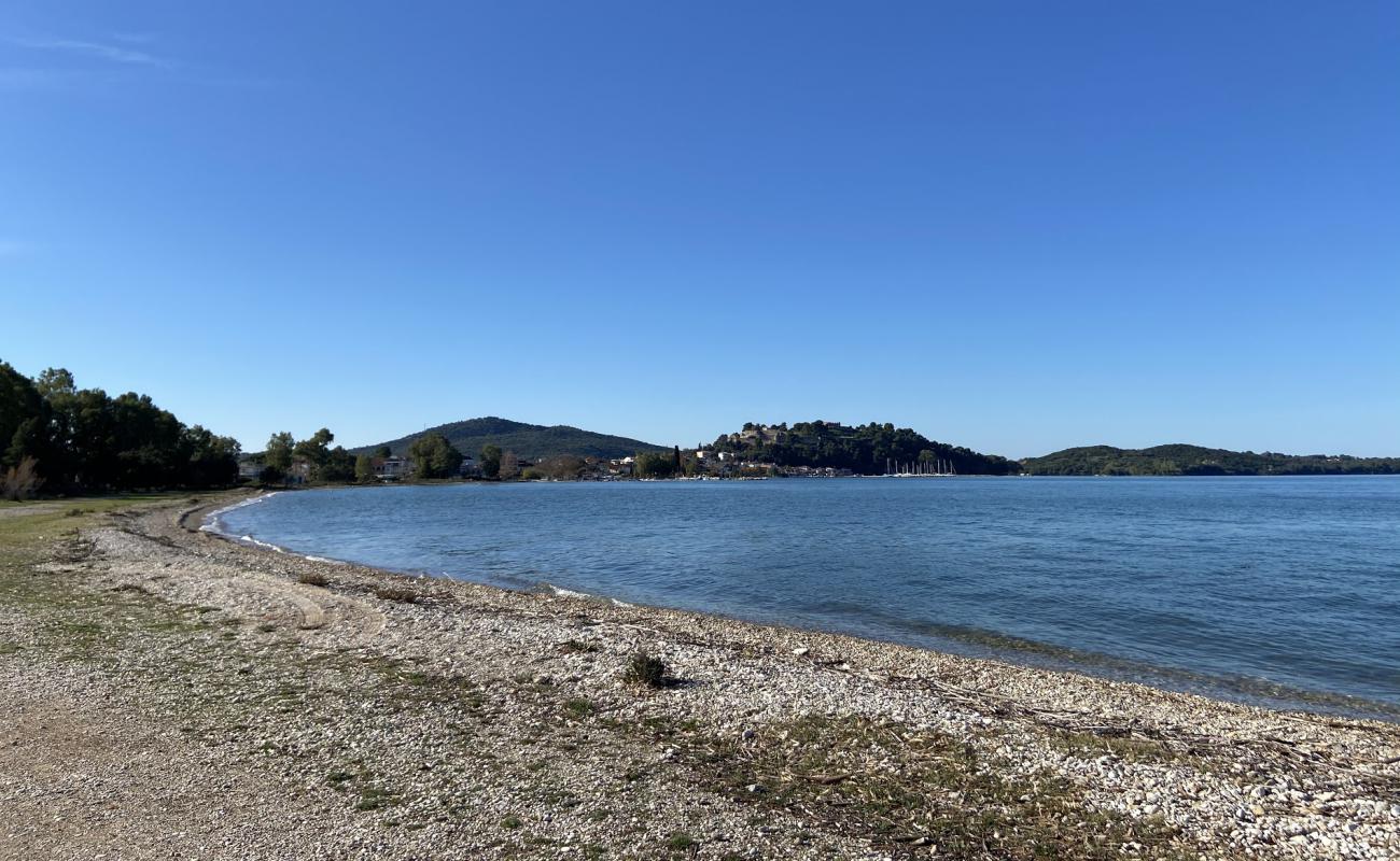 Vonitsa beach'in fotoğrafı gri çakıl taşı yüzey ile