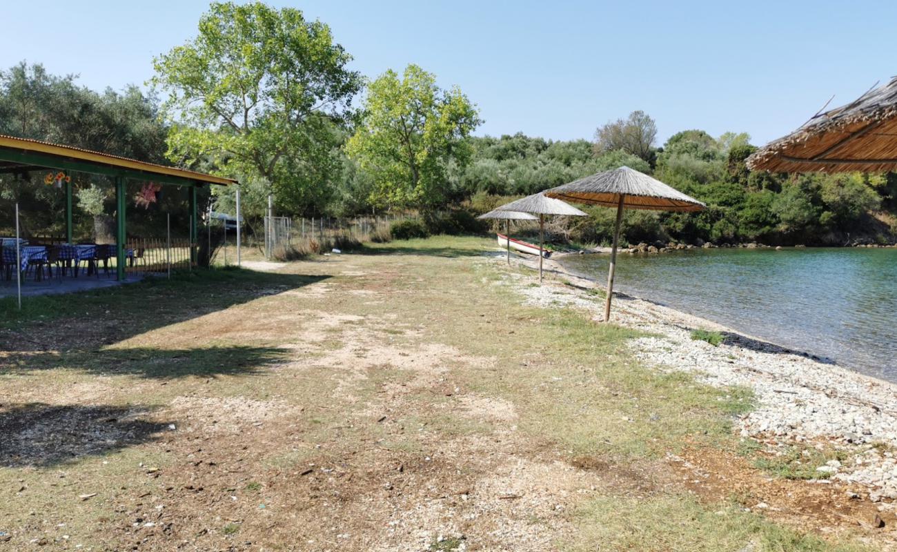 Nea Kamarina beach'in fotoğrafı gri çakıl taşı yüzey ile