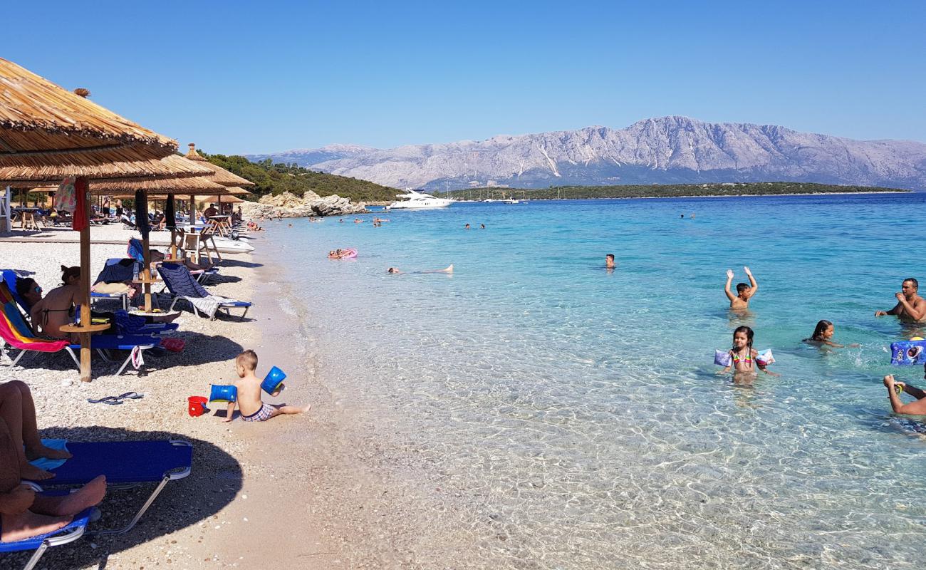 Vathiavaly Plajı'in fotoğrafı küçük beyaz çakıllar yüzey ile